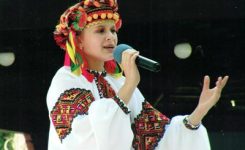 Юна співачка Діяна Савчин виконує в'язанку українських народних пісень 